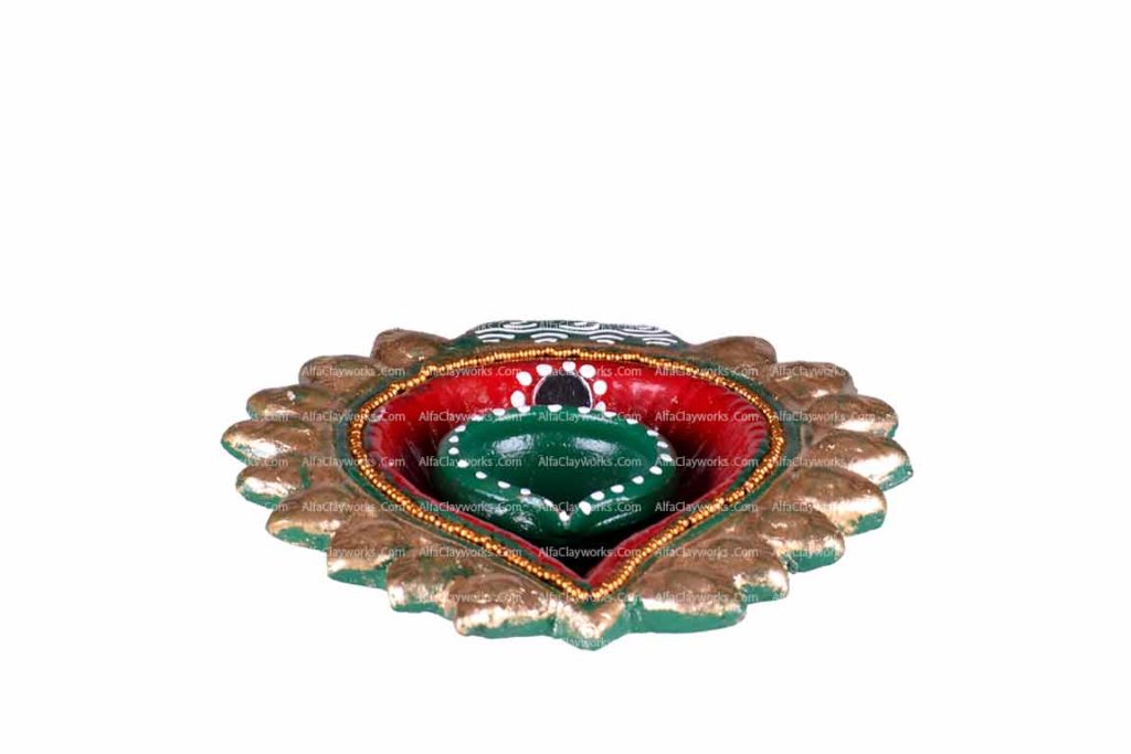 SINGLE DIYA ON LEAF EDGED PLATE